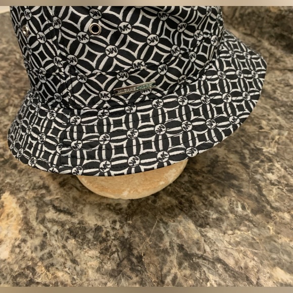 Michael Kors Logo Jacquard Bucket Hat - Picture 2 of 9